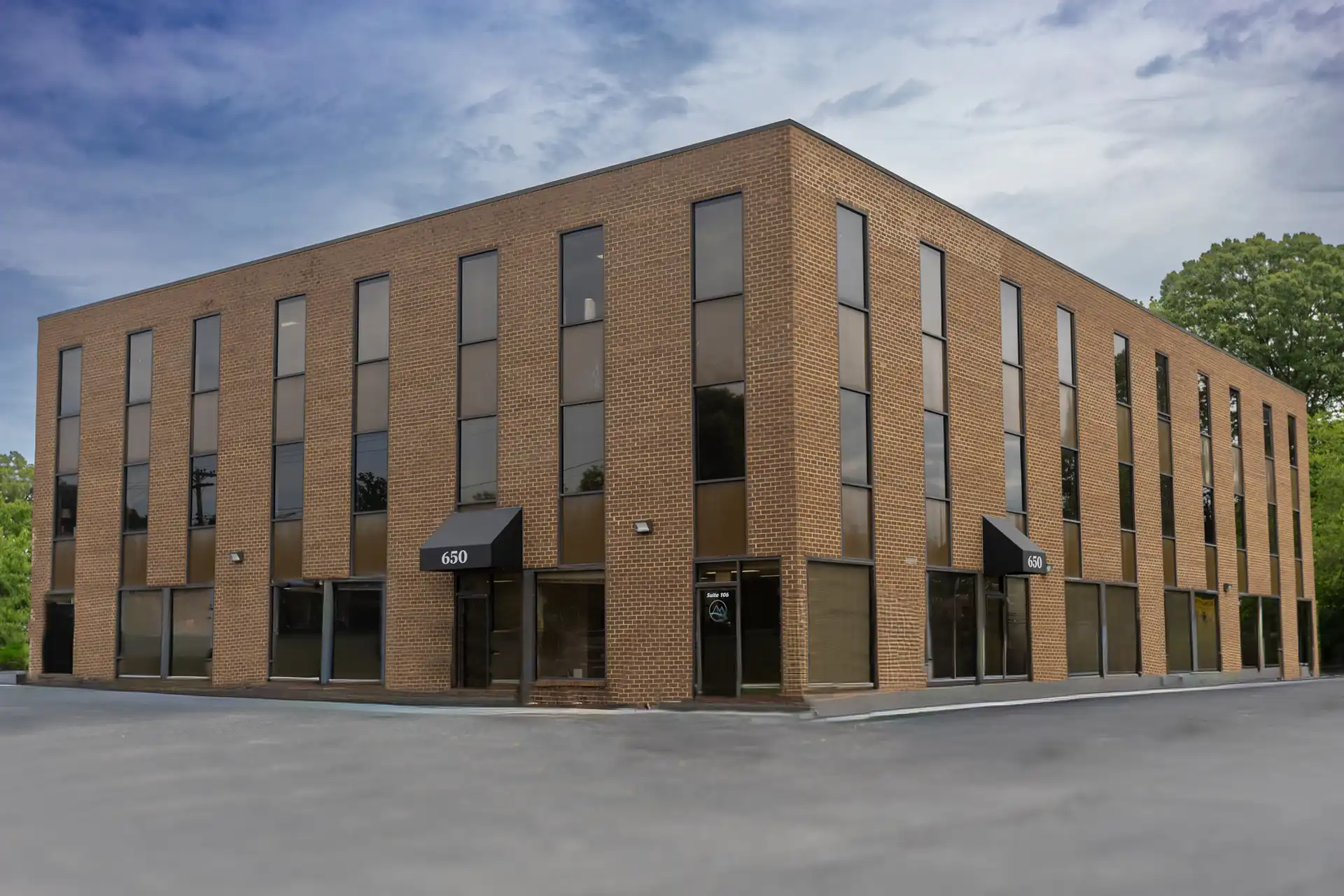 An image showing the outside of a three-story office building in Severna Park, MD, that has move in ready office spaces for lease.